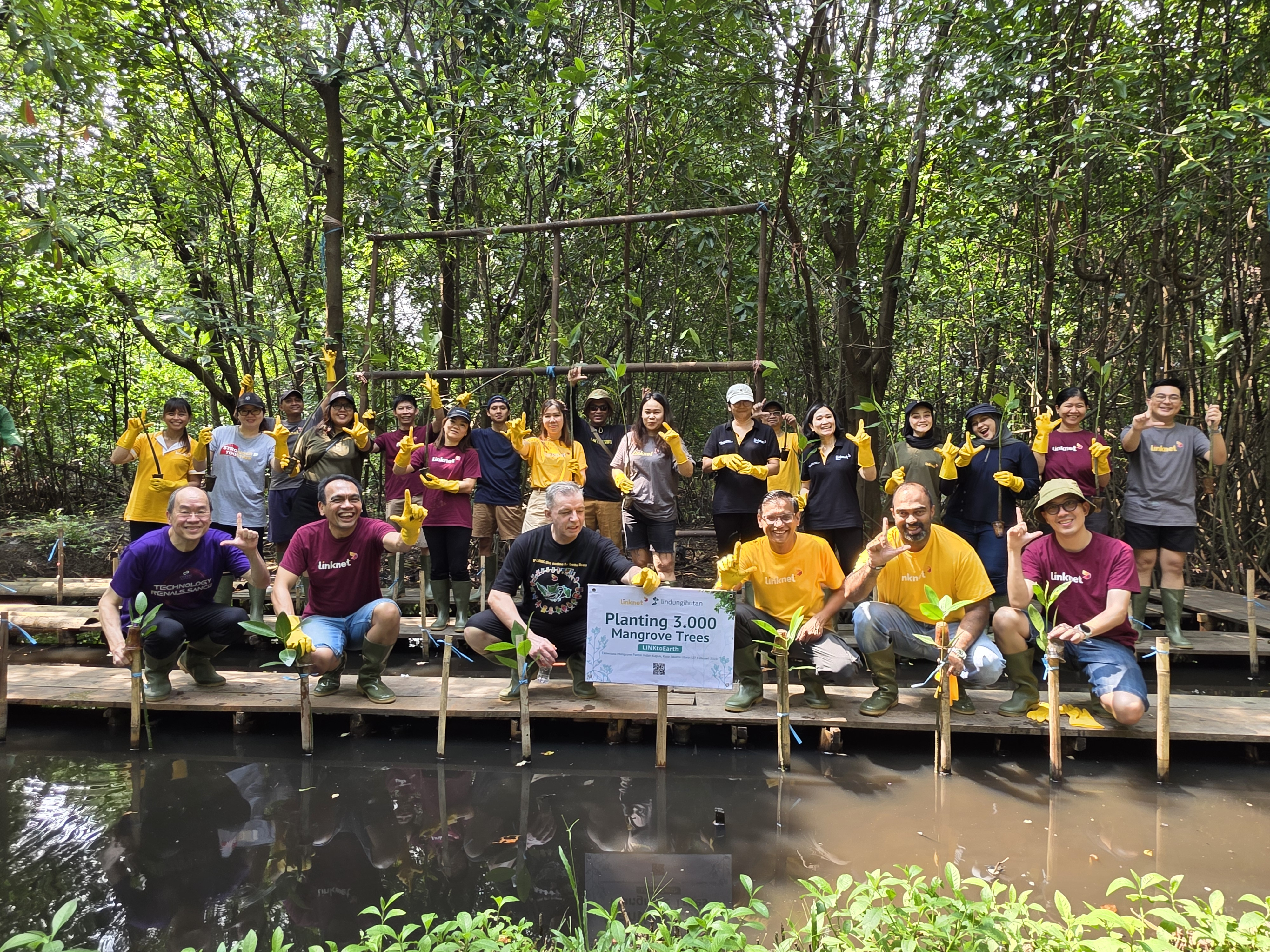 Committed to Environmental Sustainability, PT Link Net Tbk Plants 3,000 Mangrove Trees in North Jakarta